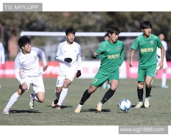 帐篷下的足球明星们如何在逆境中展现拼搏精神与团队合作的魅力