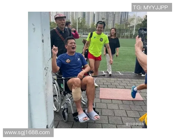 足球明星在赛场上笑容满面却因意外瞬间泪流满面的感人故事